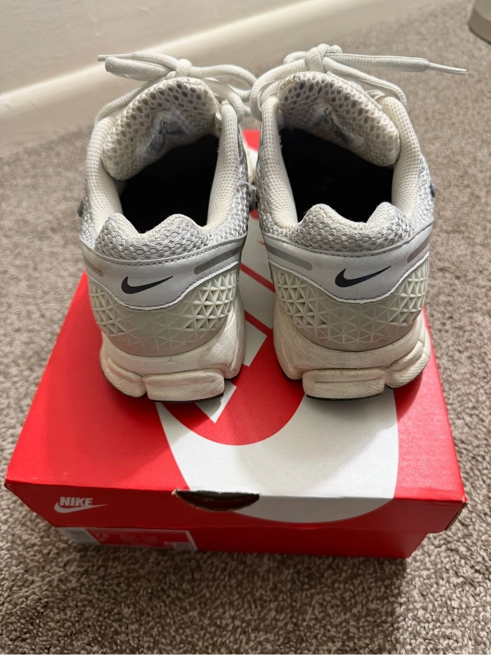 Nike Women’s/ Men’s Metallic Silver and Black Sneakers Women’s Size 9/ Men’s 7.5